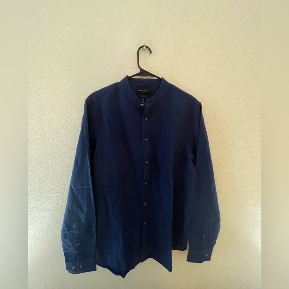 Chic Banana Republic blue shirt in size Medium with a mandarin collar